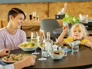 Familie der spiser lækker mad i Brasseriet | Landal Søhøjlandet