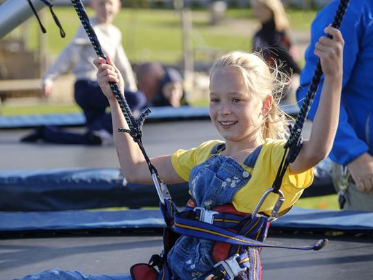Pige der hopper på trampolin | Lejrskole hos Landal GreenParks