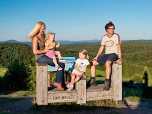 Famile på vandretur i Eifel | Landal GreenParks