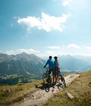 På cykeltur i de schweiziske bjerge | Landal GreenParks
