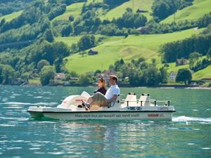 Pedalbåd på sø i Schweiz | Aktiv ferie | Landal GreenParks