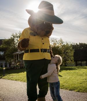 Bjørnen Bollo sammen med lille pige | Landal GreenParks