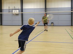 Spil badminton i sportshal | Landal Søhøjlandet