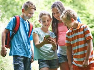 Børn med mobil | Download Landal GreenPark App