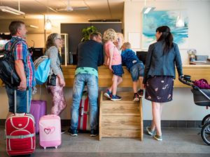 Familie ankommer til Landal Seawest