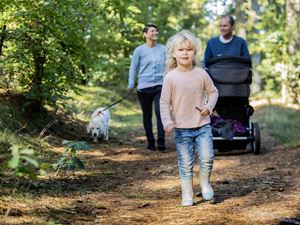 Familie på tur i skoven | Landal GreenParks