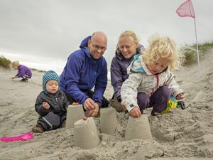 Familie der leger i sandet | Landal Ebeltoft