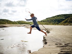 Barn der leger ved Løkken i nærheden af Landal Grønhøj Strand
